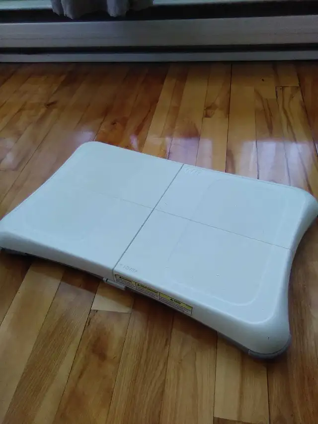 Planche Wii fit balance board Nintendo Wii + jeu game in Nintendo Wii in Laval / North Shore - Image 3