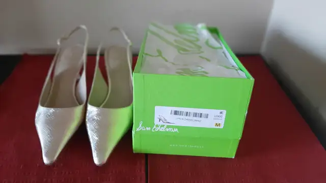 Gold matte kitten heel sling back shoe size 10 in Women's - Shoes in Mississauga / Peel Region - Image 5