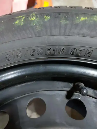 Pneu d'été yokohama Ascend GT sur roue d'acier. Était sur un honda civic LX 2017 avant. Très peu d'u...