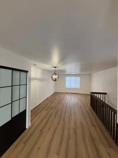 Grand 4 1/2 tout près des ponts à St-Romuald. Rénové en entier avec matériaux de qualité. Jumelé sur...