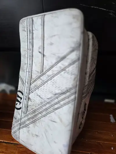 Warrior G6 Senior Goalie Blocker (White) – RH – Good Condition, View more