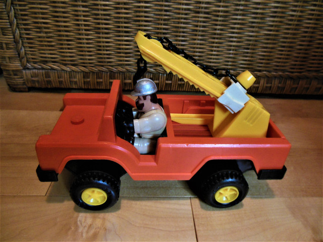 COMPLETE FISHER PRICE VINTAGE HUSKY HELPERS TOW TRUCK SET 316 in Toys & Games in Stratford