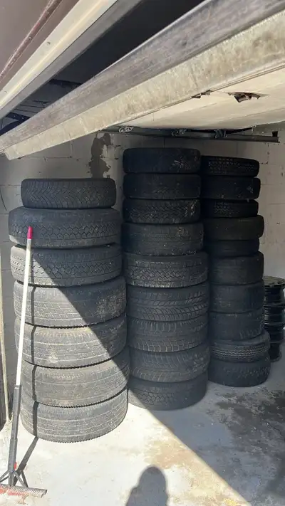 Tous ce qui est sur les photos pour 390! Il ya de tout Premier arrivé premier servi