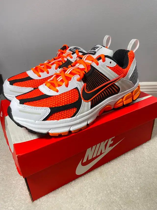 Nike Vomero 5 'Total Orange' - sz 6.5y in Women's - Shoes in Mississauga / Peel Region - Image 3