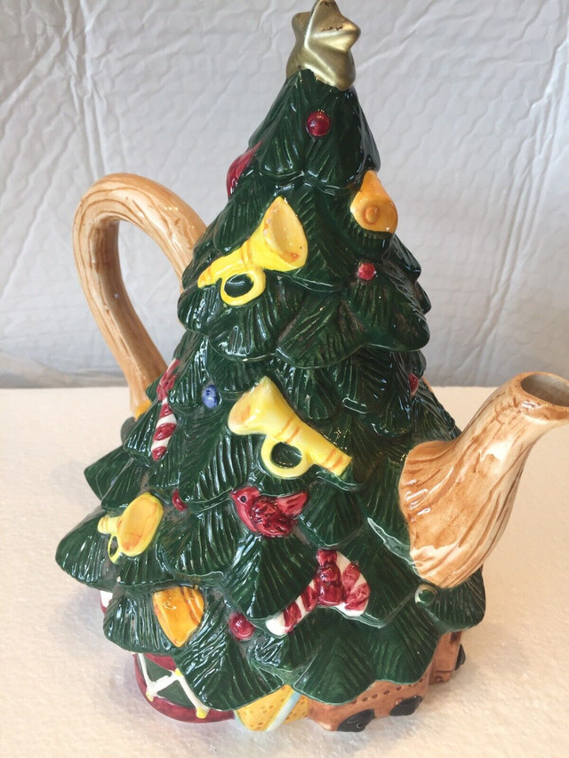 Vintage Ceramic Christmas Tree Coffee / Tea Pot in Kitchen & Dining Wares in Bedford - Image 2