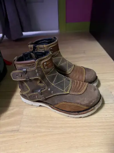 POUR VENTE RAPIDE BOTTES MOTO POUR FEMME GRANDEUR 7 JAMAIS PORTÉ 50$