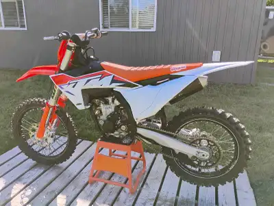 2023 KTM 250sxf $7000obo 62hrs New tires, chain/sprockets, grips Spare air filters Stand
