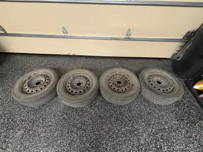Ensemble de jantes et roues 205/60R16 utilisé avec un Mazda3 sport. Pneus d’hiver de Bridgestone Bli...