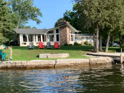 Enjoy the serenity of cottage life in the Kawartha's. Located in Fenelon Falls on Sturgeon Lake. Thi...