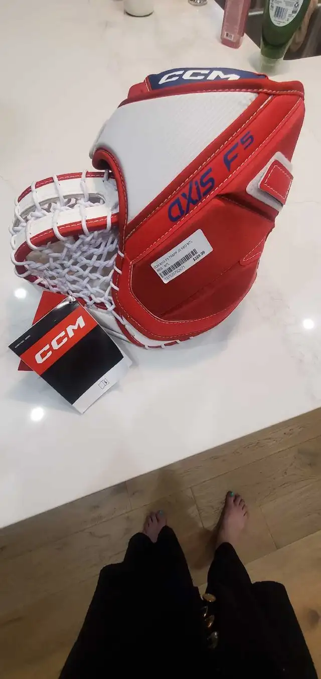 CCM Goalie Equipment Set in Hockey in Kitchener / Waterloo - Image 5