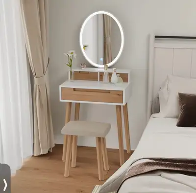 Stylish and compact vanity set. Bought on Wayfair. Retails for $350, but the price has been reduced...