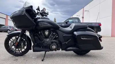 Bold, powerful, and unapologetically modern, this 2021 Indian Challenger Dark Horse blends American...