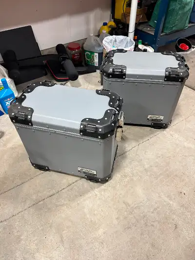 Gorgeous, never used, dual opening lockable hinges, lid organizers, very light, top strap corners. M...