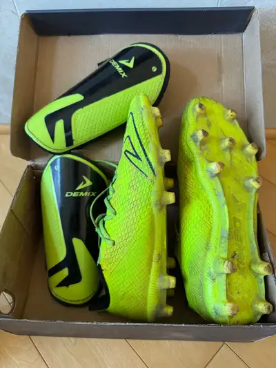 Kids soccer/ futsal shoes, sizes US 3,5-4-5-5,5-6,5, View more