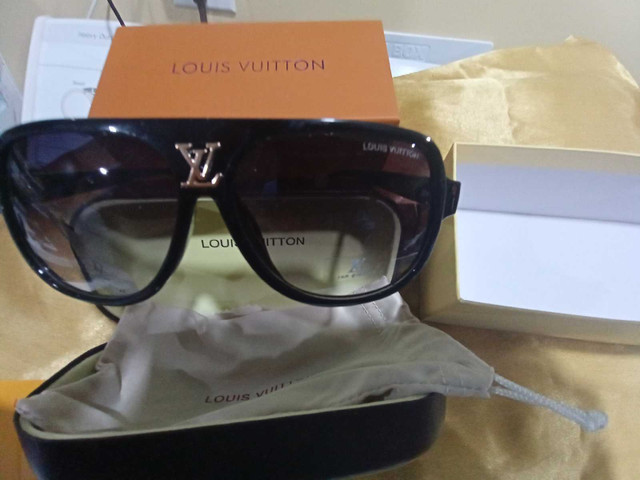  Louis Vuitton sunglasses in box nwt dans Art et objets de collection  à Ville de Montréal - Image 4