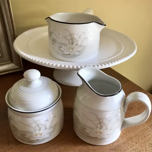 $Ad Royal Doulton Hampstead Water Lily Gravy Cream & Sugar Bowl in Kitchen & Dining Wares in Ottawa - Image 2