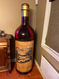 Bar en bois en forme de bouteille de vin rouge 