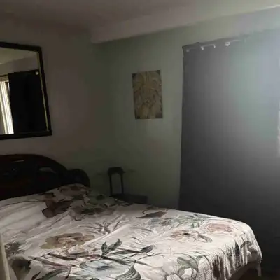Room shared bathroom n kitchen close to busy intersection easy commute
