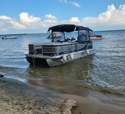 PONTON PRINCECRAFT 2020 21’ A VENDRE 47 000$ Moteur Mercury 115HP (204 heures) Couleur Noir et Argen...