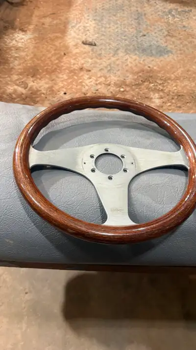 13 inch woodgrain momo steering wheel Not sure what the hub fits. Has screws and bolts.