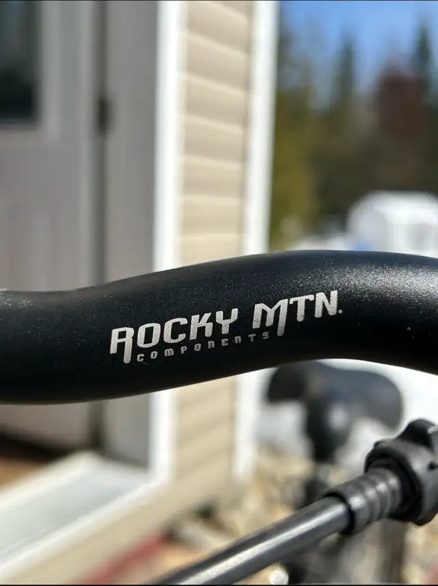 ROCKY MOUNTAIN BIKE, MOVING SALE vente de déménagement in Road in Lanaudière - Image 10