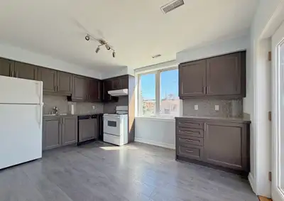 The location is in South Etobicoke and considered highly desirable. The area has easy access to the...