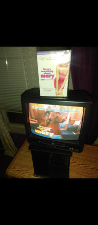 SV 2000 - 13 INCH - TV / DVD ( NO REMOTE )