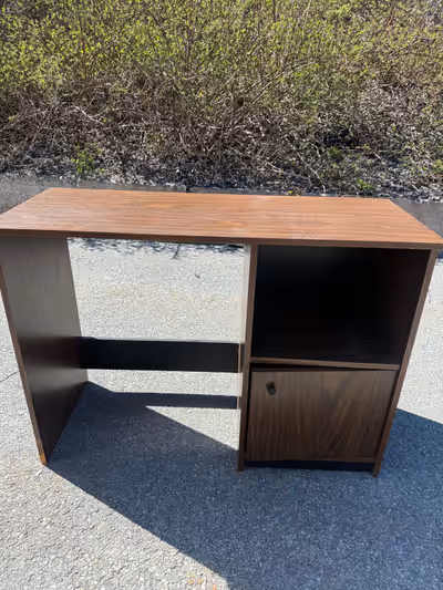 This desk is a great addition to any home office or study space, featuring a sturdy build and a comp...