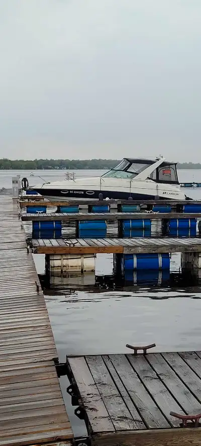 Bateau 28 pieds /moteur volvo 5.7 L ( 350 ) Pied dual pro -2 lits Réfrigérateur de cabine + espace p...