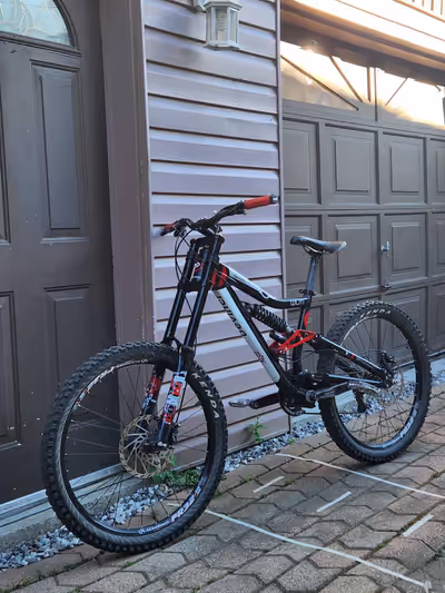Devinci Wilson 1 2009 Almost New Condition Barely Ridden Fork and Shock got serviced a few months ag...