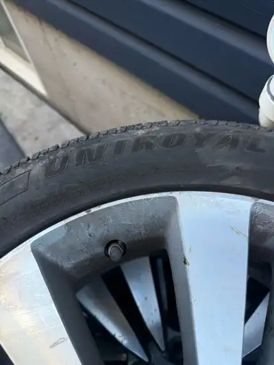 These pre-owned Uniroyal 225/50R17 tires are mounted on genuine Honda alloy rims. This set has seen...