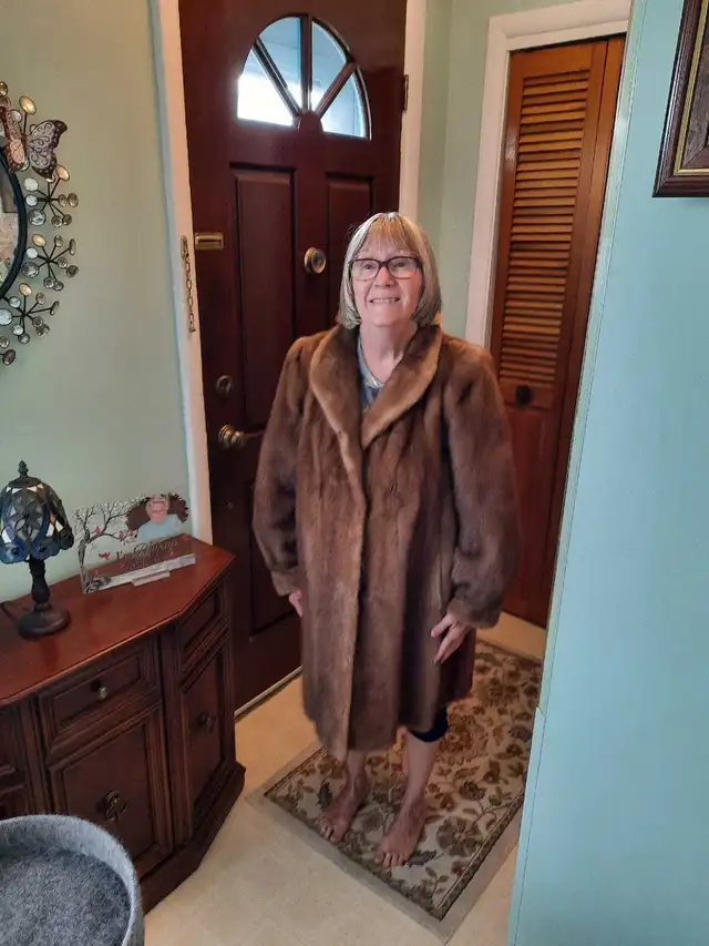Ladies Mink Coat in Women's - Tops & Outerwear in City of Toronto - Image 4