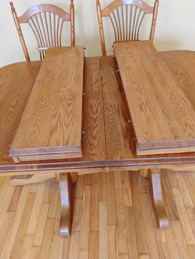 Solid Oak Table & Chairs in Dining Tables & Sets in Cape Breton - Image 4