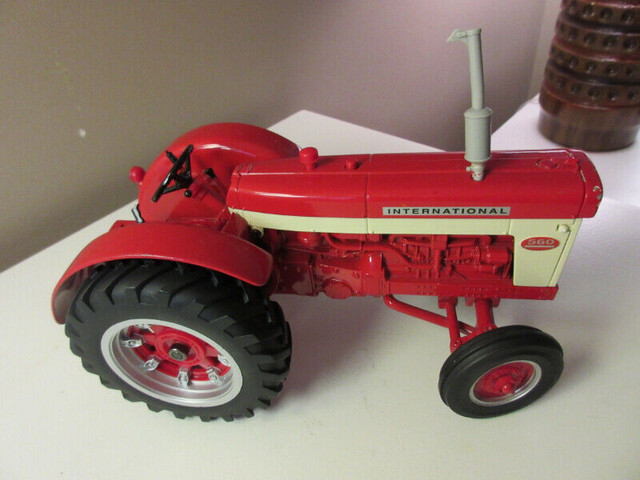 Case IH 560 Red toy Tractor, made in 1999, pick up only. in Toys & Games in Timmins