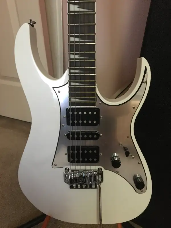 Ibanez Gio Metallic White w/ Tremolo Bridge & Hard case in Guitars in Mississauga / Peel Region - Image 4