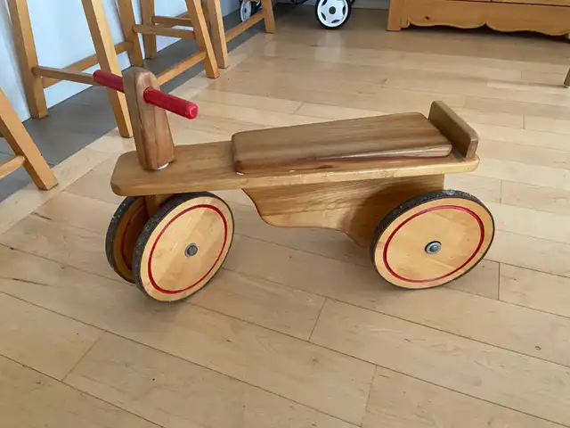 Petit vélo d’intérieur premier âge en bois in Toys in City of Montréal - Image 7
