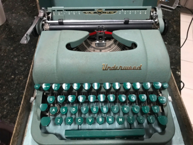Vintage Underwood Deluxe Typewriter- Made in Canada in Arts & Collectibles in Oshawa / Durham Region - Image 2