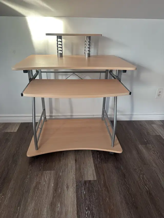 Computer Desk in Desks in Ottawa - Image 4