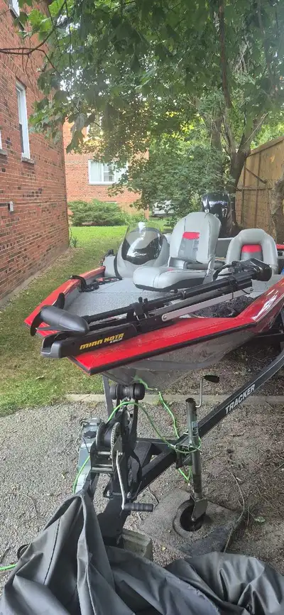 This pre-owned Tracker 175 fishing boat features a powerful outboard motor and Minn Kota trolling mo...