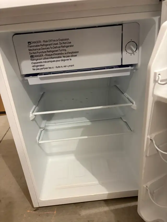 Galanz Compact Fridge in Refrigerators in London - Image 4