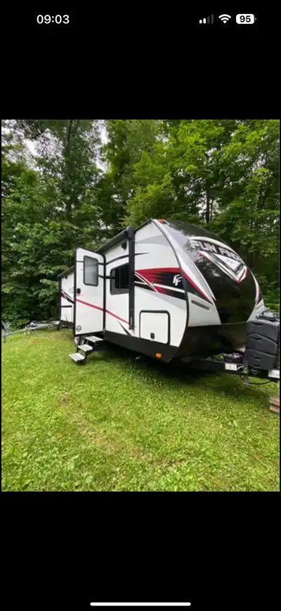 28ft couples trailer brand new tires 2025 This trailer is equipped with a Queen Bed along with a fol...