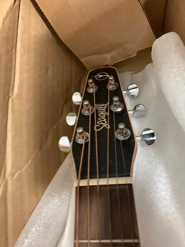 Seagull S6 Classic M-450T Electric Guitar, Almost like New $699 in Guitars in Markham / York Region - Image 6