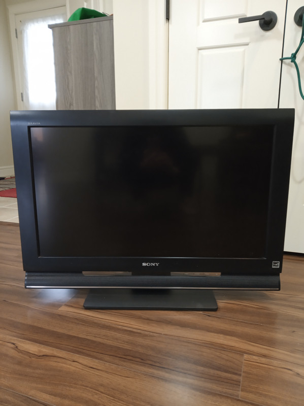 Sony Bravia LCD Digital Color TV KDL-32L4000 with remote control in TVs in Edmonton