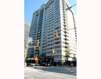 Renovated 2 Bed Condo, Kent/Laurier, A/C, July Occupancy