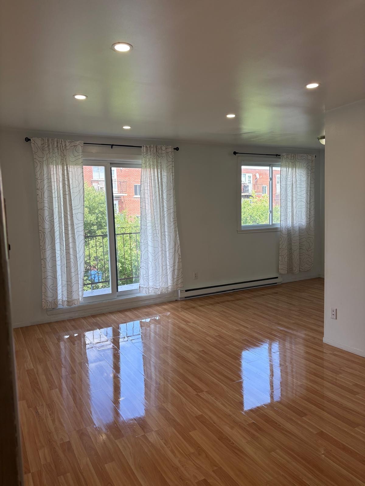 Longueuil, 4 ½ - $1300/month - Balcony. 2950 Mazenod Street — photo 1