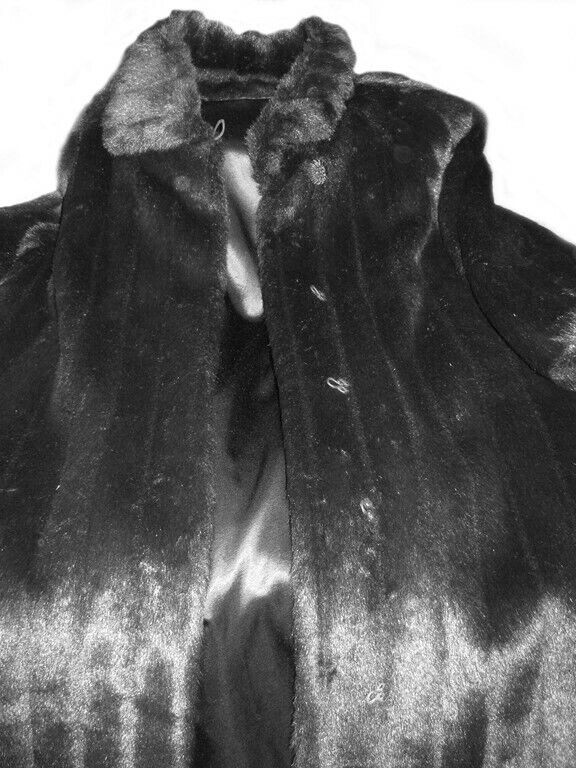 Manteau d'hiver en fourrure synthétique, noir dans Femmes - Hauts et vêtements d'extérieur  à Granby - Image 3