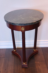 VINTAGE 1980s BOMBAY SIDE TABLE MAHOGANY AND MARBLE TOP 