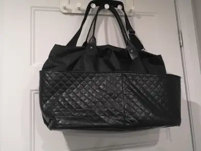 Sac noir avec 2 grandes pochettes à l’avant17 po X 12 ½ po X 13, View more