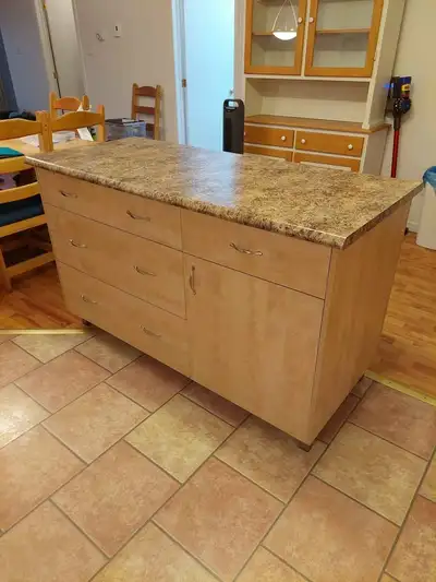 Îlot de cuisine en mélanine fabriqué sur mesure en 2021 par un fabricant d'armoire de cuisine. Premi...