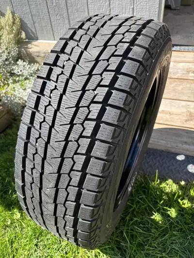 Je vends un ensemble de 4 pneus d'hiver Yokohama IceGuard G075 de dimension 235/60R18 montés sur jan...